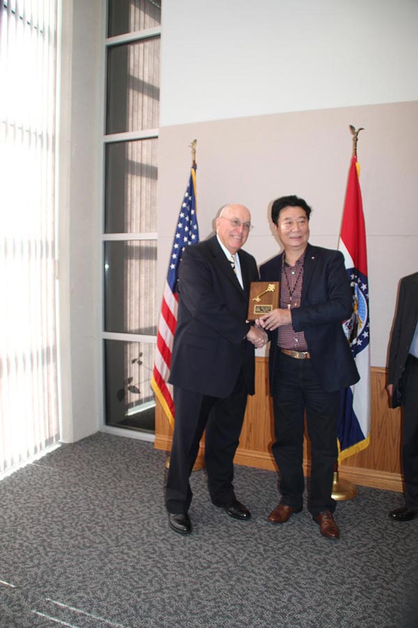 f.jpg 陳云庭先生接受美國(guó)密蘇里州富爾頓市市長(zhǎng)